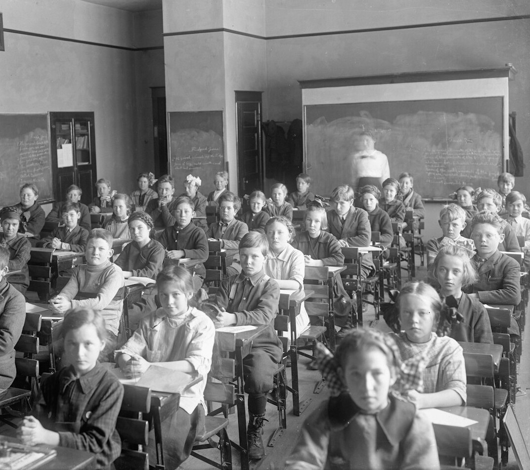 Bright seminar room with rows of chairs and a presentation screen